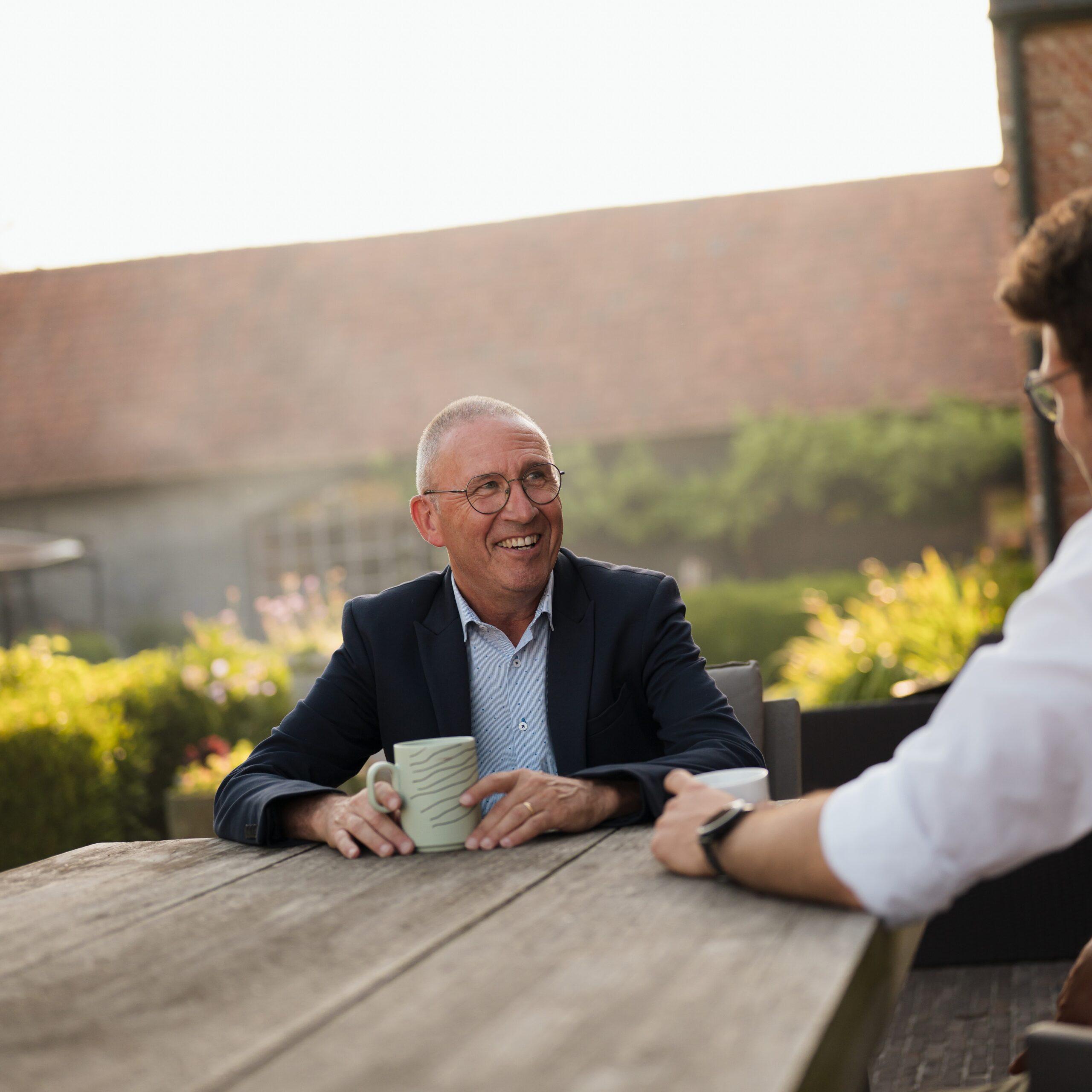 Jan Boudrez in gesprek met een ondernemer